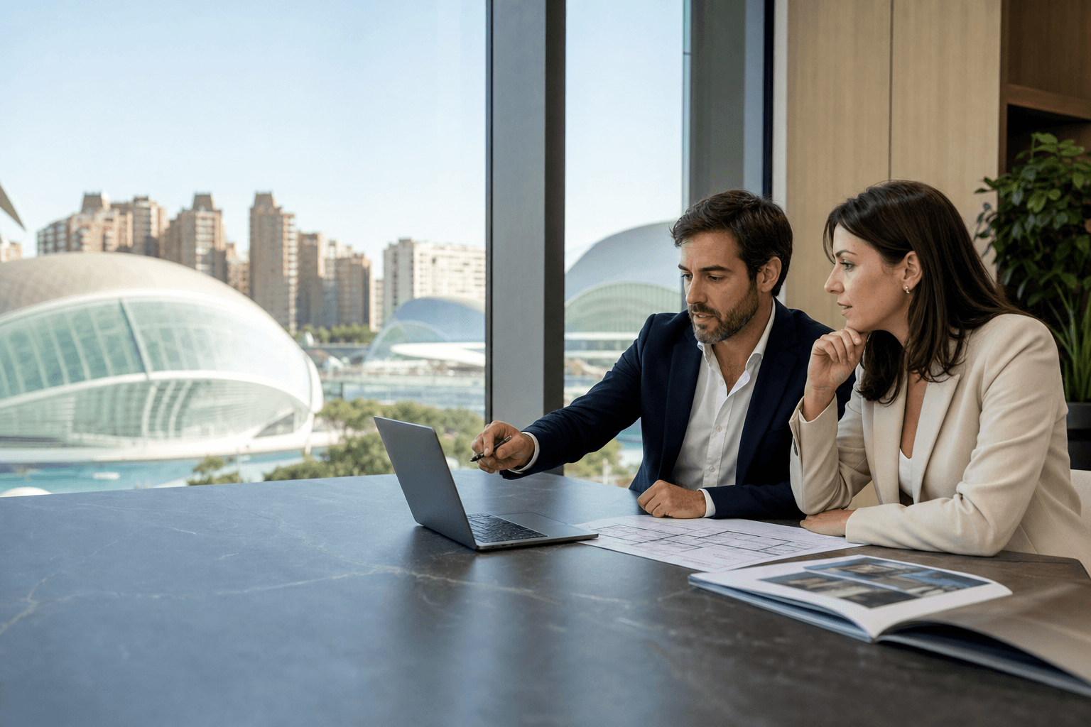 Reunión estratégica de una agencia de marketing inmobiliario en Valencia