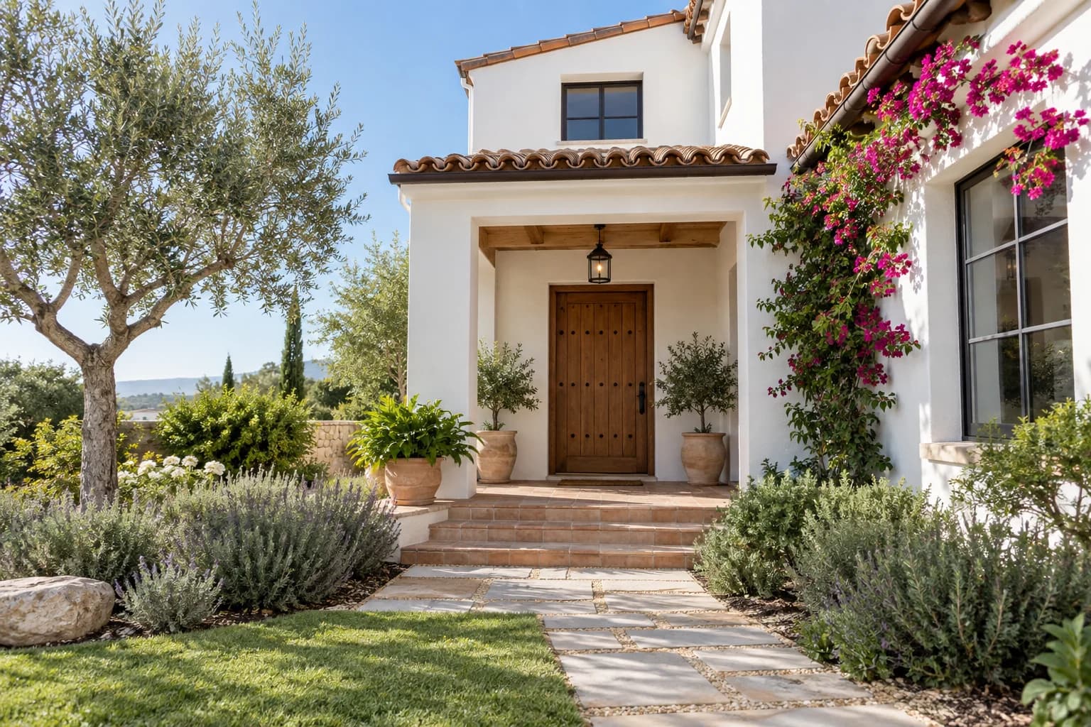 Exterior de una vivienda con jardín