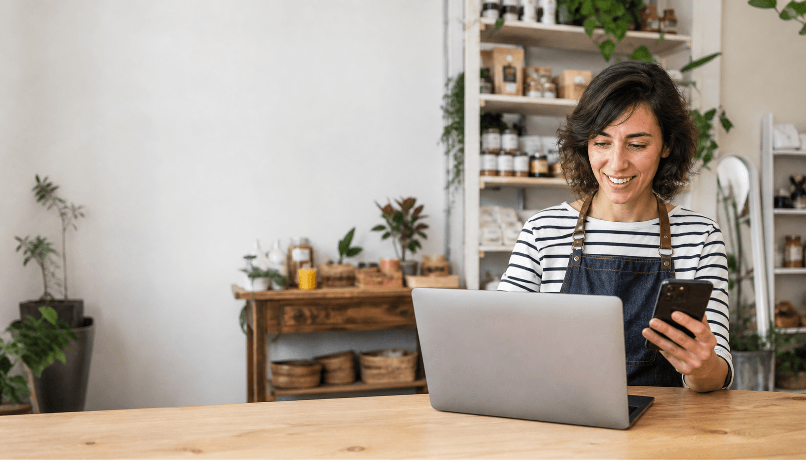 Propietario de una pyme gestionando su marketing digital desde su negocio